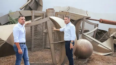 El vicepresidente y el presidente del Cabildo viendo el mal estado en el que se encuentra la obra de Manrique