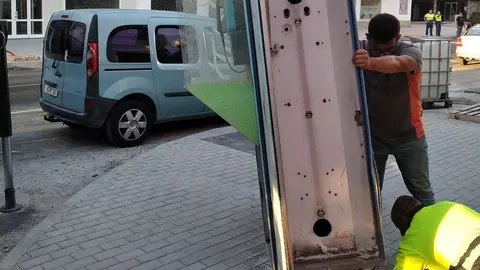 El Ayuntamiento inicia el desmantelamiento de las cabinas telefónicas en los espacios públicos de Arrecife  . Retirada de cabina en las calles de Arrecife