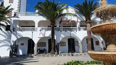 Imagen de la fachada del Ayuntamiento de San Bartolomé.