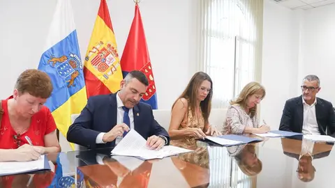 El presidente del Cabildo y el consejero de Asuntos Sociales durante la firma del acuerdo.