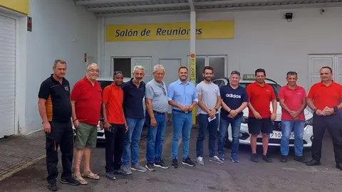 Reunión de los representantes municipales con trabajadores del sector del taxi.