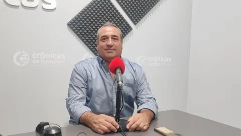 Ángel Vázquez en el estudio de Crónicas Radio.