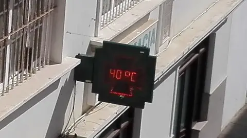 Imagen de un termómetro en una farmacia de Arrecife.