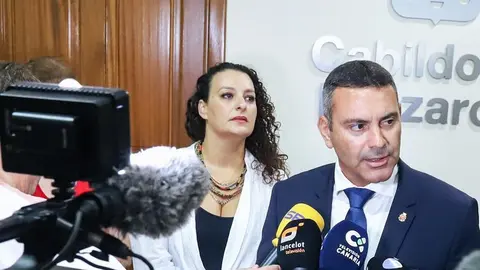 Mónica Hernández, directora de Adislán, junto al presidente del Cabildo de Lanzarote, Oswaldo Betancort.