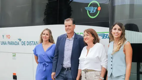 El consejero de Transportes con las responsables del servicio.