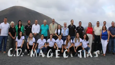 Imagen del equipo y de las distintas autoridades que acudieron a la cita.