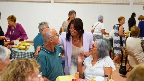 La alcaldesa de Teguise saludando a las personas que acudieron al evento