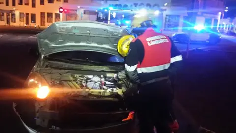 Imagen de los bomberos desconectando la batería del vehículo siniestrado