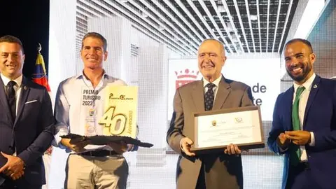 Los representantes de la familia Calero junto al alcalde de Yaiza y el concejal de Turismo