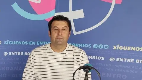 Antonio Rocío en el estudio del programa Entre Barrios de Crónicas Radio