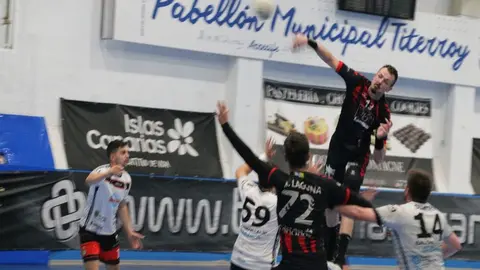 Imagen de una de las jugadas del encuentro