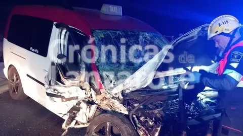 Estado del taxi tras el choque.