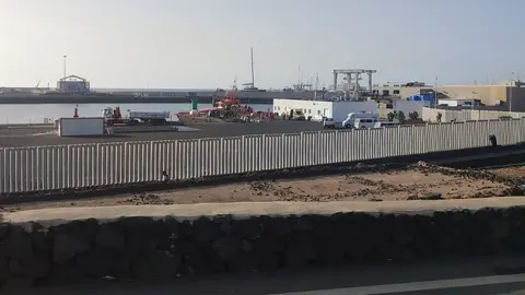 Desembarco de inmigrantes tras su llegada en patera a Lanzarote en el muelle de los Mármoles.