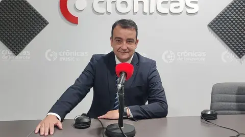 José Valle en el estudio de Crónicas Radio.