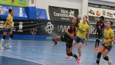 Imagen de una jugadora del San José Obrero realizando un lanzamiento.