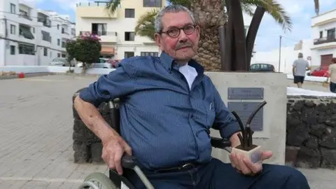 Julián de León Tejera en  la plaza que lleva su nombre en el barrio de Titerroy