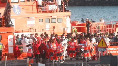 Inmigrantes a su llegada al Puerto de Arrecife (2)