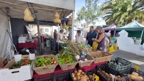 Mercado Tradicional en la plaza junto a la iglesia de San Ginés. El alcalde asiste a saludar a los titulares de los puestos