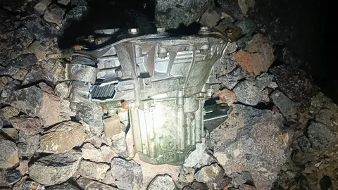 Restos del vehículo precipitado en Haría.