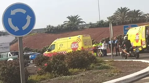 Imagen del momento en el que actuó el equipo médico que acudió a la rotonda de Playa Honda.