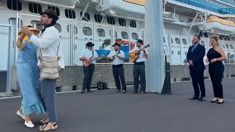 Arrecife dinamiza la llegada de los turistas en cruceros. El alcalde  junto a la concejal de Turismo hoy en la presentación del Plan