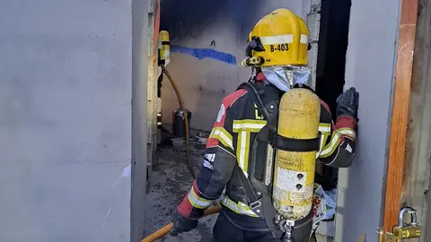 Imagen de la entrada de los bomberos al inmueble.