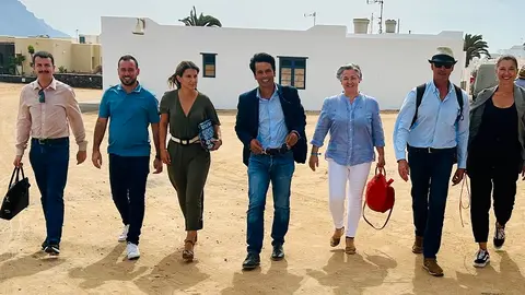 Imagen de los concejales del PSOE llegando a La Graciosa para acudir al pleno.
