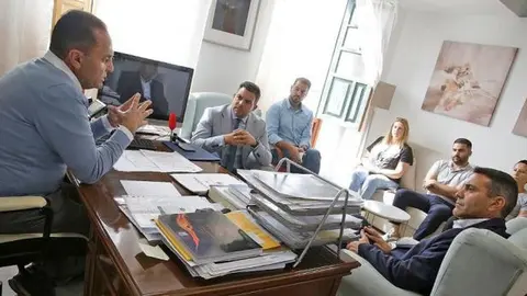 Jesús Machín en una reunión con el Gobierno del Cabildo.