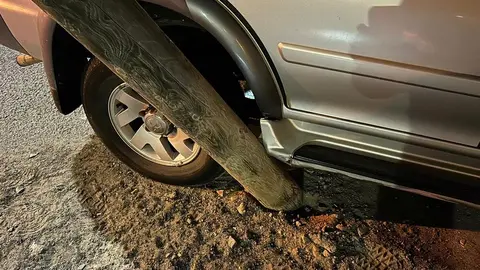 Choque de un coche contra un poste de la luz en Arrecife.