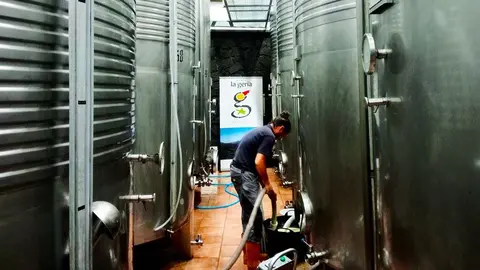 Imagen de los tanques de almacenamiento de la bodega.