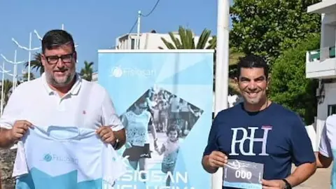 El alcalde y concejal de Deportes de San Bartolomé, Isidro Pérez y Alexis Hernández, en uan prueba deportiva en el municipio.