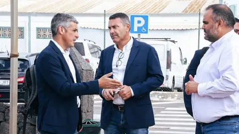 Narvay Quintero junto a Oswaldo Betancort y Samuel Martín durante su visita a Lanzarote.