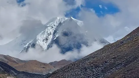 Imagen de uno de los impresionantes picos de la cordillera del Himalaya.