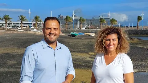 El alcalde de Arrecife y la concejal de Turismo en el Charco de san Ginés. Al fondo crucero turistico zarpando desde Arrecife