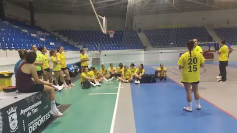 Imagen de las jugadoras en el pabellón