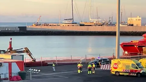 El operativo habitual dispuesto en Puerto Naos a la espera de la llegada de los inmigrantes