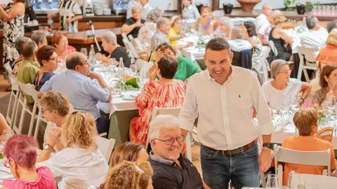 Oswaldo Betancort saludando a las personas que se dieron cita en el Monumento al Campesino