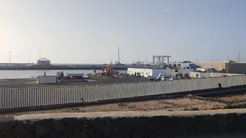 Inmigrantes llegados en pateras atendidos este lunes en el puerto de Arrecife.