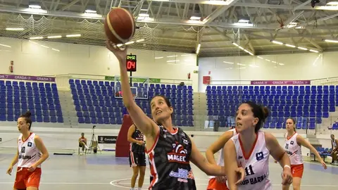 Verónica Matoso cogiendo un rebote ante la jugadora rival.