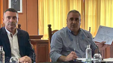 Ángel Vázquez junto a Oswaldo Betancort en la comparecencia ante los medios por las cuentas de los CACT.