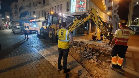 Arrecife ejecuta obras y reasfalta el entorno del IES Agustín Espinosa. El alcalde supervisa, de noche, los trabajos de retirada del adoquinado