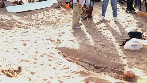 Imagen de uno de los cuerpos encontrados enterrado en la arena