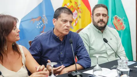 Benito Cabrera con la alcaldesa de Teguise y el concejal de Cultura