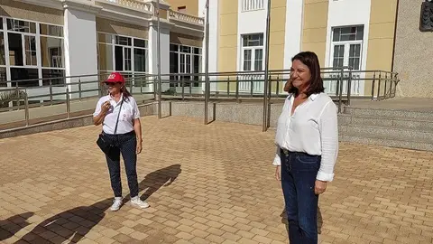 Isabel Martín Tenorio cuando era consejera de Bienestar Social del Cabildo y salió a hablar con los trabajadores de Adislan que no cobraban sus salarios.