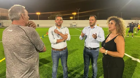 Nuevas  instalaciones del Campo Municipal Agapito Reyes Viera. El alcalde, el consejero de Obras Públicas, y la concejala de Deportes comparten un entrenamiento 