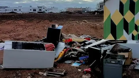 Residuos arrojados en el barrio de Argana Alta, e identificado el autor por la Policía Local