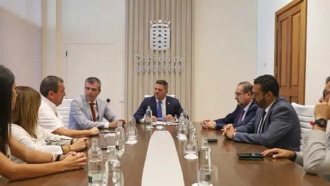 Visita de Manuel Domínguez al Cabildo de Lanzarote.
