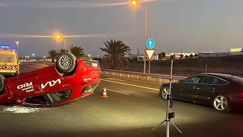 Imagen del vehículo volcado