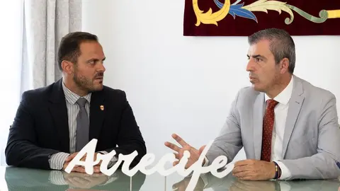 Visita del vicepresidente de Canarias al Ayuntamiento de Arrecife. Manuel Domínguez y el alcalde Yonathan de León