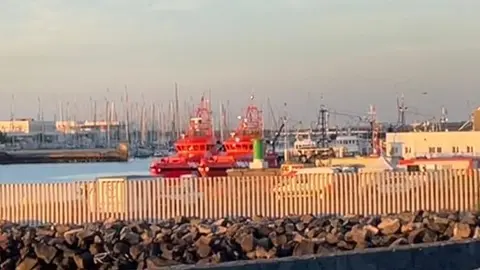 Imagen de Puerto Naos con las embarcaciones de Salvamento Marítimo